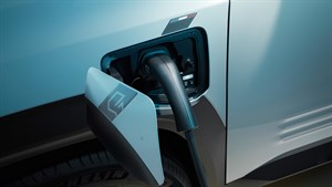 Detaljan prikaz priključka za punjenje na vozilu Renault 4 E-Tech electric s umetnutim kabelom za punjenje.



















