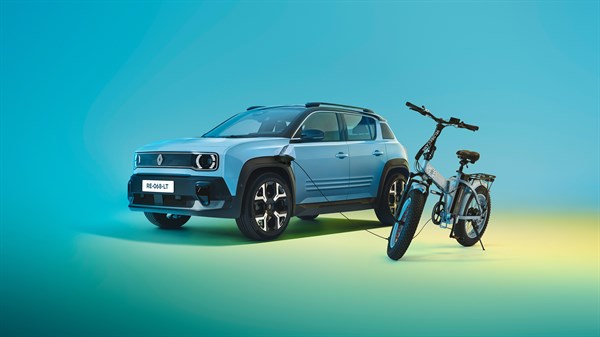 Renault 4 E-Tech electric vozilo i električni bicikl na pozadini s prijelazom iz plave u žutu