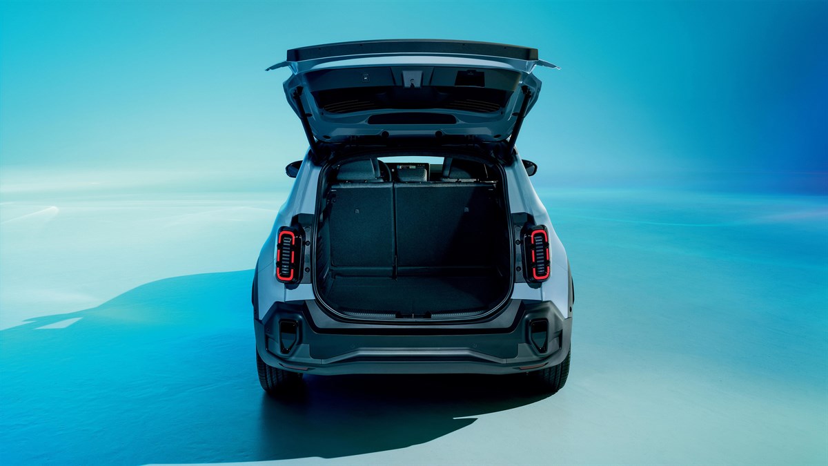 Vozilo Renault 4 E-Tech electric sa stražnje strane, plave boje.