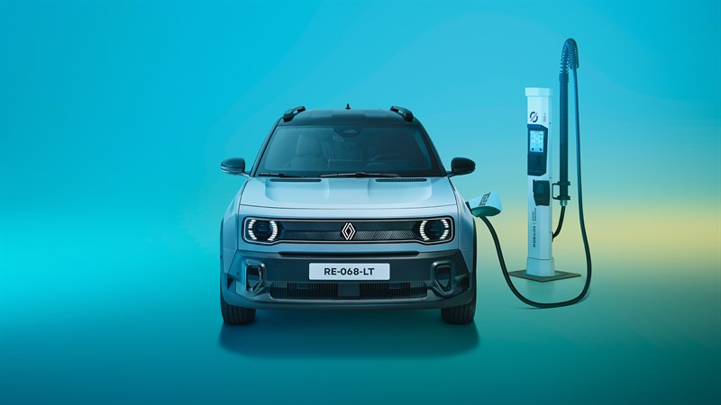 vozilo Renault 4 spojeno na DC punionicu s prednje strane, frontalni prikaz vozila

