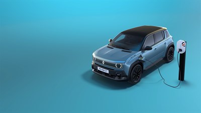 Vozilo Renault 4 priključeno na punjač električnih vozila.







