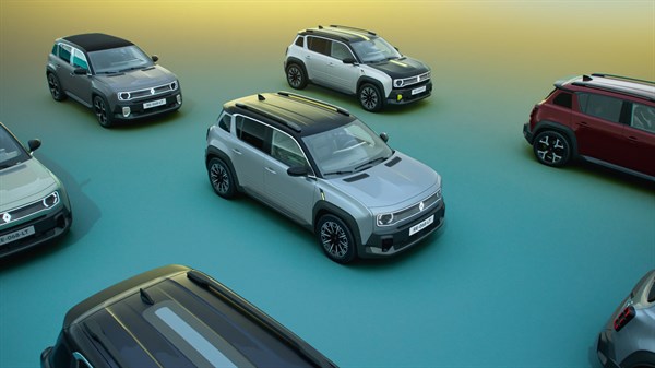 Renault 4 E-Tech electric vozila na plavoj podlozi.