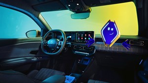 Unutrašnjost vozila Renault 4 E-Tech s asistentom Reno smještenim na suvozačevoj strani armaturne ploče.








