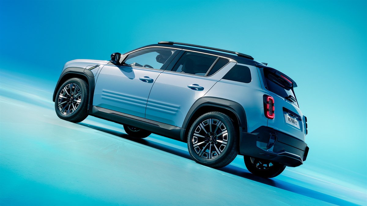 Renault 4 E-Tech electric na plavoj pozadini plave boje.