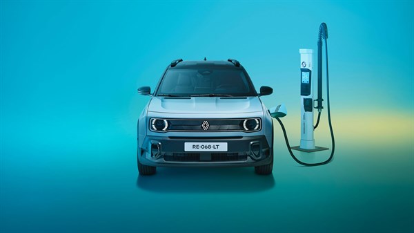 Plavo električno vozilo Renault 4, pogled sprijeda, pored punionice na plavo-žutoj pozadini.