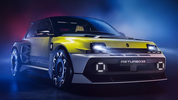 Bočni pogled na vozilo R5 Turbo 3E E-Tech electric pod plavičastim reflektorima, s istaknutim sportskim dizajnom i naplatcima.


