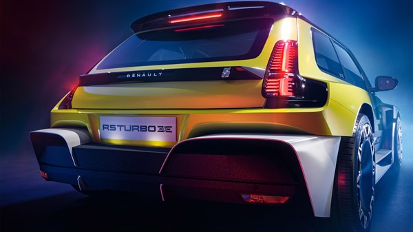 Stražnji pogled na vozilo R5 Turbo 3E E-Tech electric sa svjetlima u punom sjaju, u ambijentu plavo-ljubičaste pozadine.

