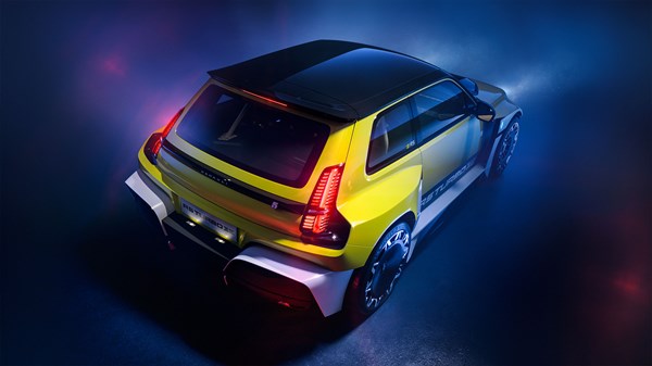 Bočni i stražnji pogled na vozilo R5 Turbo 3E E-Tech electric s reflektirajućim svjetlima i dinamičnom atmosferom, prikazano u pokretu kroz tamni prostor.