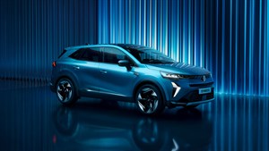 Vozilo Renault Symbioz full hybrid E-Tech prikazano u futurističkom prostoru s plavim vertikalnim svjetlosnim trakama koje se reflektiraju na sjajnom podu.

