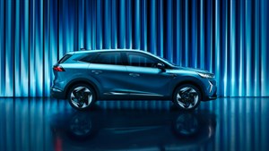 Plavi automobil Symbioz modernog dizajna, prikazan na pozadini s vertikalnim plavim svjetlosnim efektima.