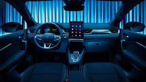 Prednja unutrašnjost vozila Renault Symbioz full hybrid E-Tech s prikazom upravljača, digitalnog zaslona i središnje konzole.

