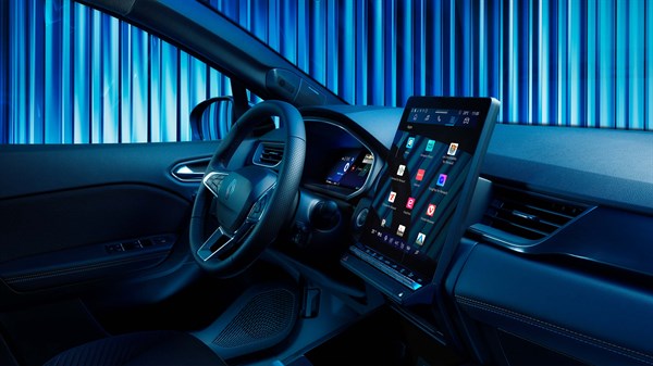 Bočni pogled na vozilo Renault Symbioz full hybrid E-Tech s ikonom preuzimanja iznad, na plavoj pozadini.