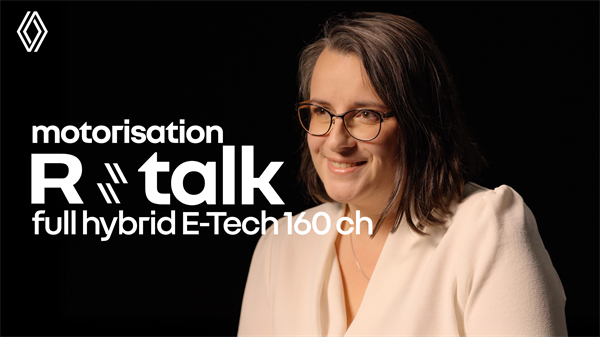 Žena s naočalama sjedi ispred crne pozadine, uz natpis “motorisation R talk full hybrid E-Tech 160 ch” i logotip Renaulta u gornjem lijevom kutu.