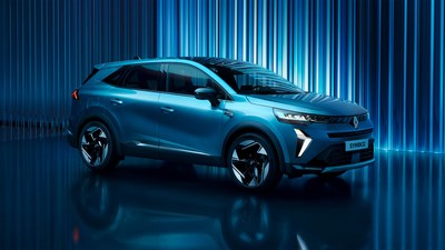 Plavi Renault Symbioz izložen u prostoru s plavom rasvjetom i reflektirajućom podlogom.