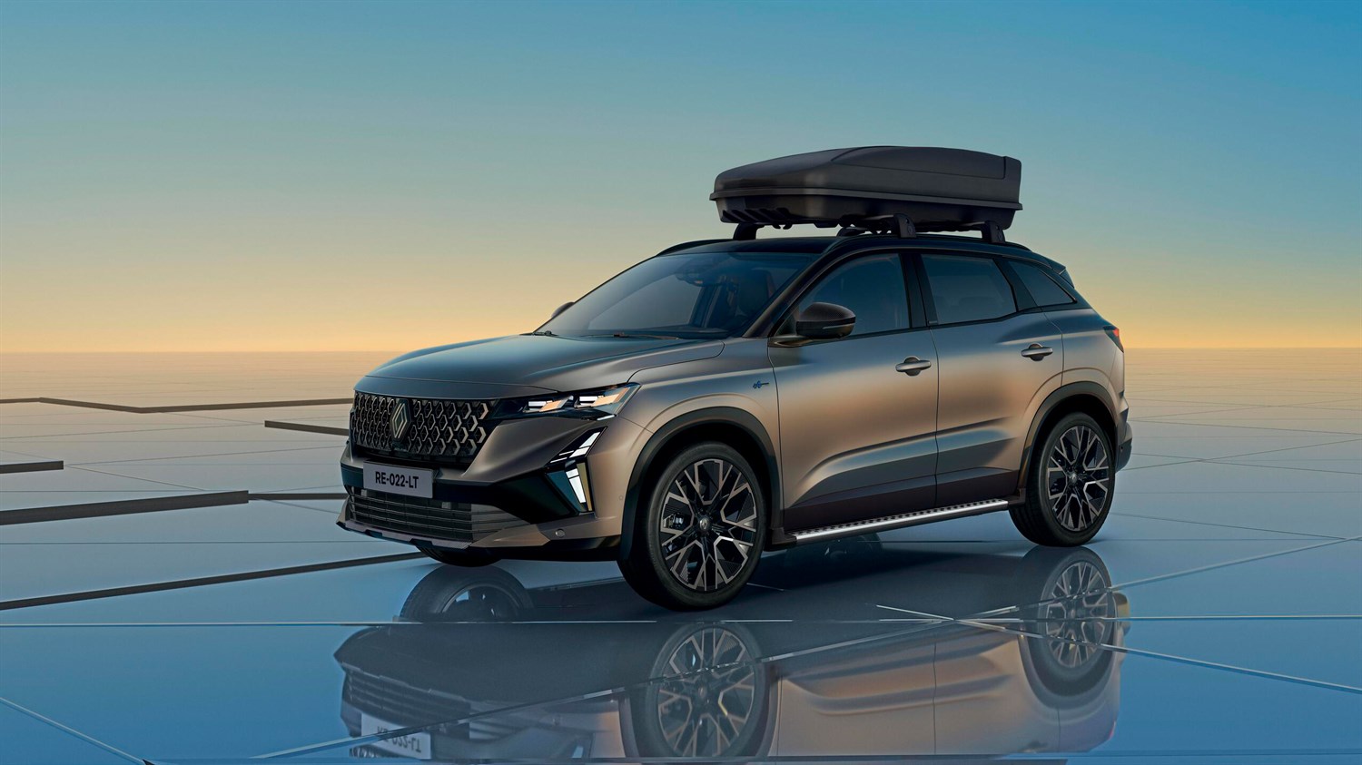 Vozilo Renault Austral full hybrid E-Tech s postavljenom krovnom kutijom na nosačima.








