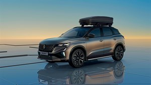 
vozilo Renault Austral full hybrid E-Tech s krovnom kutijom, parkirano na reflektirajućoj podlozi pri zalasku sunca














