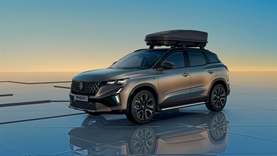 Vozilo Renault prikazano na cesti uz odsjaj zalaska sunca, bočni pogled.