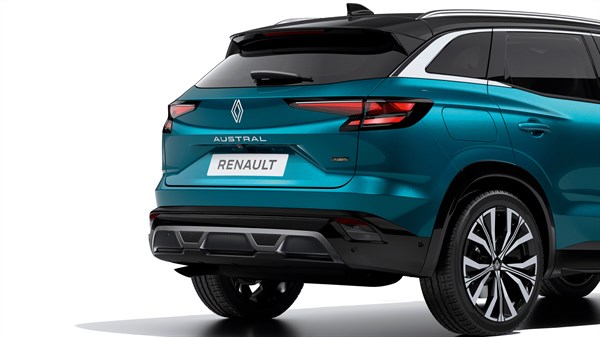 Stražnji dio vozila Renault Austral full hybrid E-Tech u plavoj boji, s oznakom Renault i vidljivim krovnim spojlerom.

