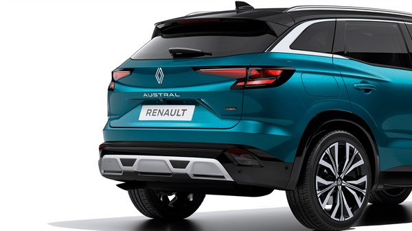 Stražnji i bočni pogled na vozilo Renault Austral full hybrid E-Tech u plavoj boji, s istaknutim aluminijskim detaljima na braniku.

