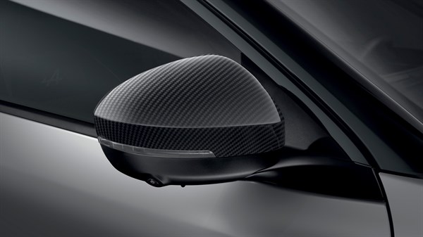 Desni retrovizor vozila Renault Austral full hybrid E-Tech s kućištem od karbonskih vlakana.

