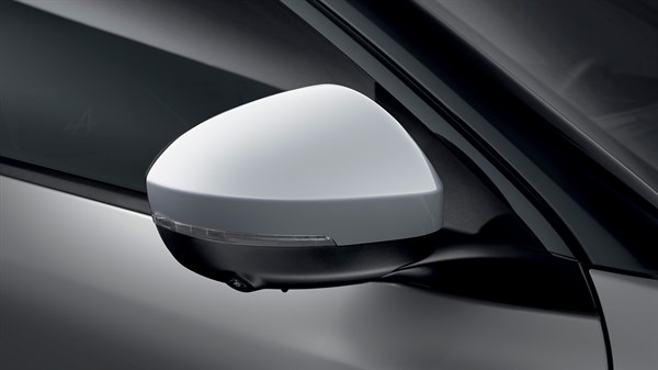 Desni retrovizor vozila Renault Austral full hybrid E-Tech s kućištem u svijetloj boji.

