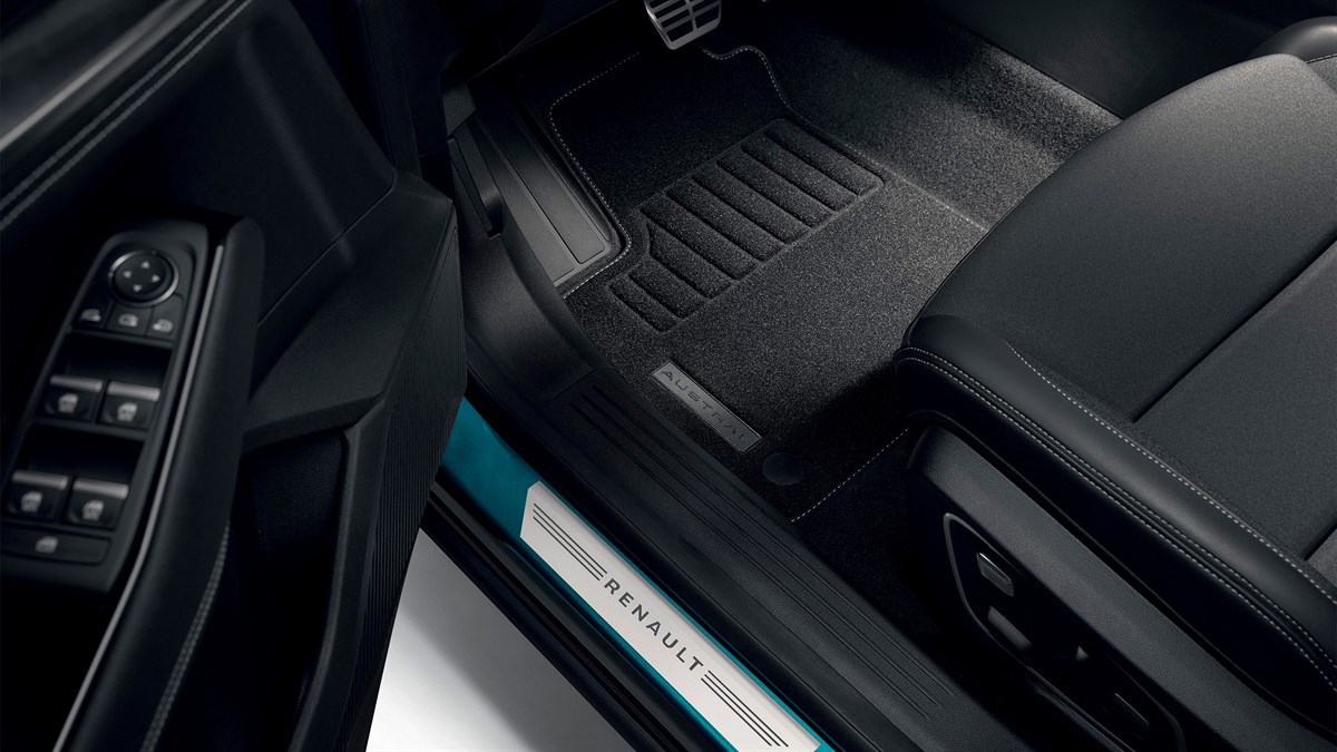Unutrašnjost vozila Renault Austral full hybrid E-Tech s detaljem vozačevog prostora, tepisima i natpisima Renault i Austral.

