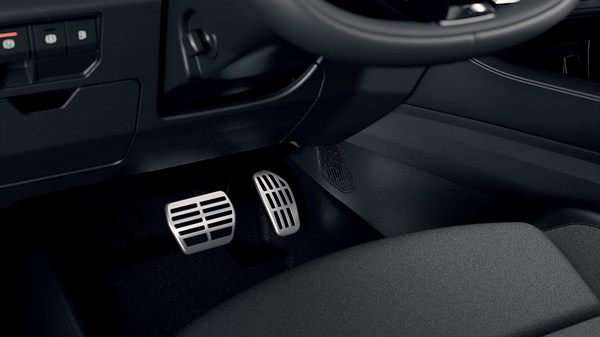 Unutrašnjost vozila Renault Austral full hybrid E-Tech s prikazom aluminijskih papučica za gas i kočnicu.

