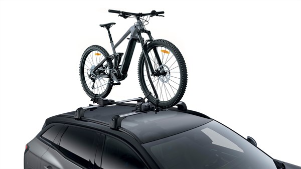 Vozilo Renault Austral full hybrid E-Tech s krovnim nosačem na kojem je montiran bicikl.








