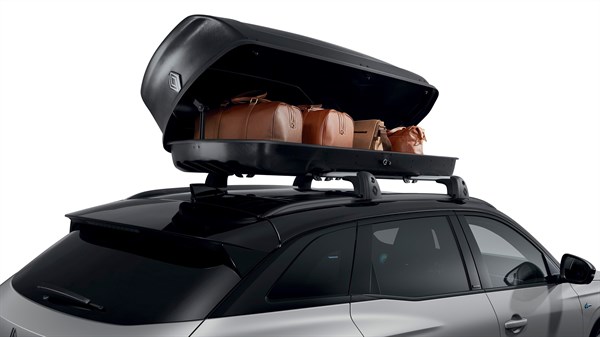 Vozilo Renault Austral full hybrid E-Tech s otvorenom krovnom kutijom punom prtljage.

