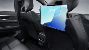 Tablet postavljen na nosač na naslonu sjedala u vozilu Renault Austral full hybrid E-Tech.

