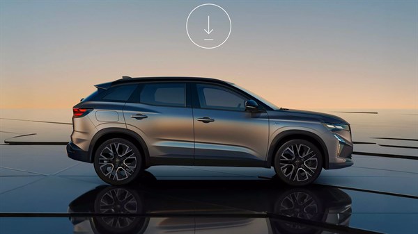 Bočni pogled na vozilo Austral full hybrid E-Tech parkirano na reflektirajućoj podlozi u zalazak sunca, s ikonom preuzimanja iznad.