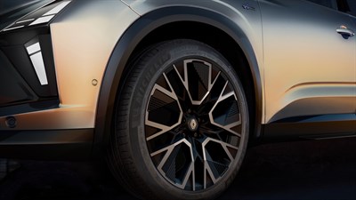 Prednji kotač i blatobran vozila Austral full hybrid E-Tech s prepoznatljivim dizajnom naplataka.

