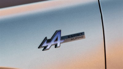 Detalj oznake Esprit Alpine na  vozilu Austral full hybrid E-Tech.

