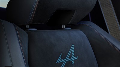 Ušivena oznaka Alpine na naslonu sjedala u unutrašnjosti vozila Austral full hybrid E-Tech.








