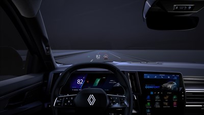 Noćna vožnja iz perspektive vozača u Renault vozilu, s digitalnim zaslonima i projekcijom brzine na vjetrobranu.