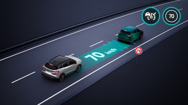 Renault Austral E-Tech full hybrid s aktiviranim inteligentnim tempomatom, prikaz brzine i prepoznavanja prometnih znakova na cesti.