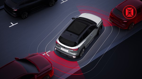 Pogled odozgo na vozilo Renault Austral full hybrid E-Tech tijekom parkiranja, uz prikaz 360° kamere i senzora oko vozila.

