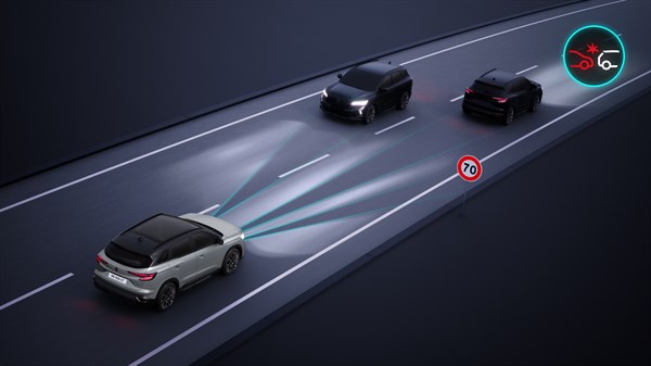 Renault Austral full hybrid E-Tech vozi noću s aktiviranim Matrix LED svjetlima i kamerom koja prepoznaje prometnu situaciju.


