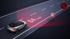 Renault Austral E-Tech full hybrid s prikazom ograničenja brzine i upozorenjem na prekoračenje na digitalnom zaslonu.