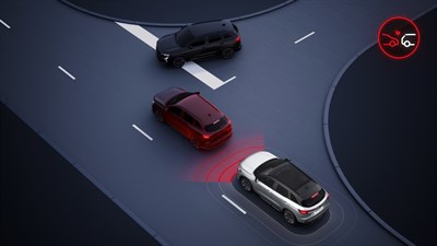 Renault Austral full hybrid E-Tech na gradskoj cesti s aktiviranim sustavom za automatsko kočenje i prikazom pješaka ispred. 