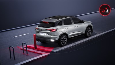 Renault Austral full hybrid E-Tech vozi unatrag prema stupiću i aktivira automatsko kočenje.