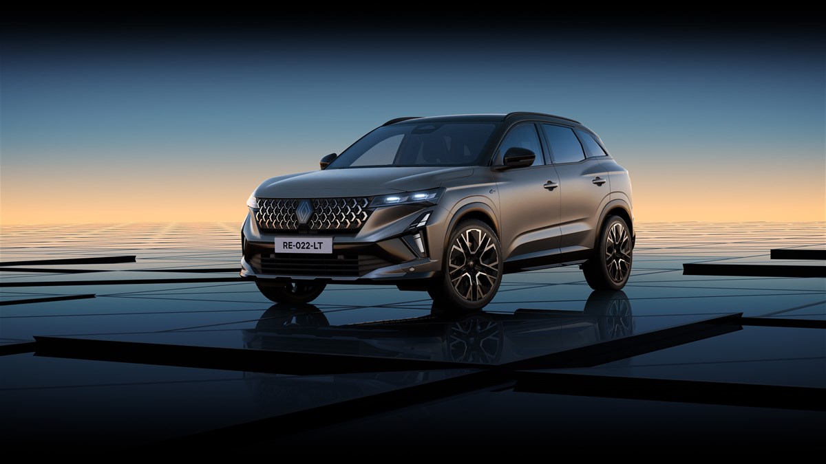  Vozilo Austral full hybrid E-Tech parkirano na otvorenom prostoru u suton, prikazano sprijeda i sa strane.