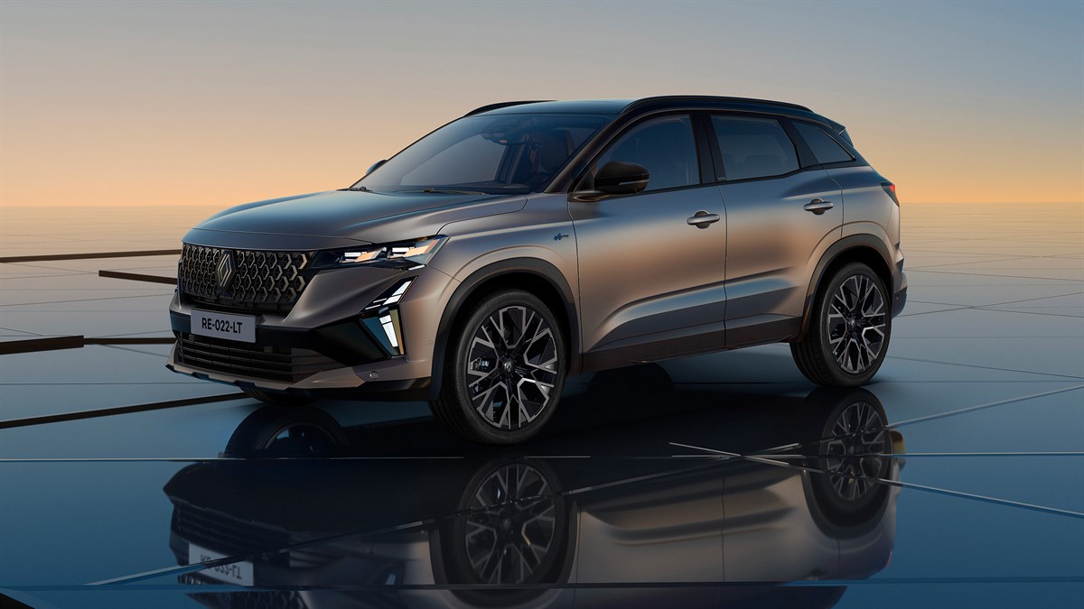 Austral full hybrid E-Tech parkirano na otvorenom prostoru u suton, prikazano sprijeda i sa strane.