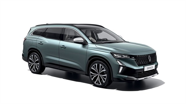 vozilo Espace full hybrid E-Tech u svijetlosivoj boji prikazano sprijeda s elegantnim vanjskim dizajnom

