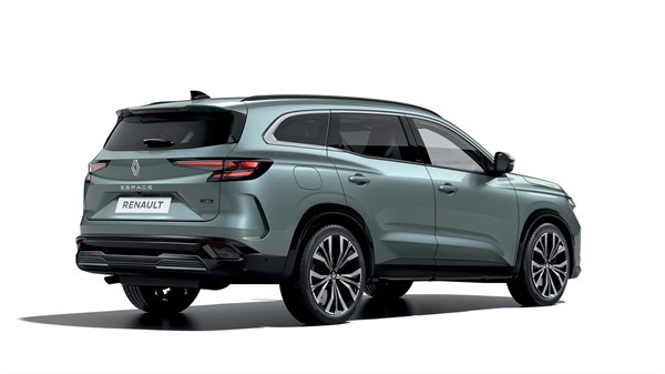 vozilo Espace full hybrid E-Tech prikazano straga s vidljivim stražnjim svjetlima i karbon detaljima

