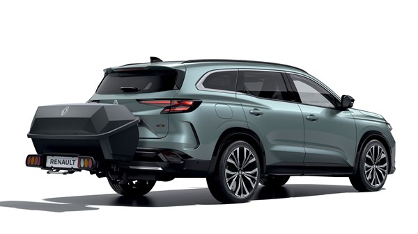 Renault Espace full hybrid E-Tech s aero cargo box™ prtljažnikom postavljenim na kuku za vuču.

