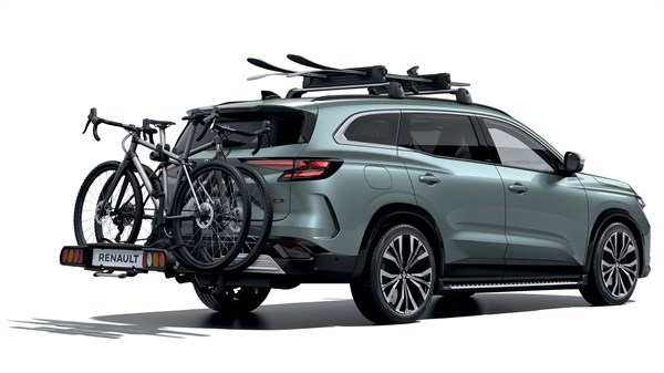 Renault Espace full hybrid E-Tech s krovnim nosačima i biciklima pričvršćenima na stražnji nosač.

