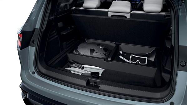 Otvoreni prtljažnik vozila Renault Espace full hybrid E-Tech s dvostrukom podnicom i pospremljenom opremom.

