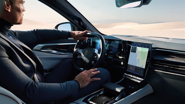 Vozač koristi navigaciju na središnjem zaslonu vozila Renault Espace full hybrid E-Tech.

