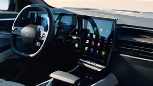 Unutrašnjost vozila Renault Espace full hybrid E-Tech s prikazom digitalne instrumentne ploče i središnjeg zaslona sustava povezivosti.

